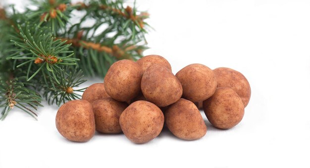 Marsepeinaardappelen, in het Duits Marzipankartoffeln genoemd, met cacaopoeder, snoep voor Kerstmis