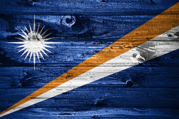 Флаг Маршалловых островов на фоне деревянных досок