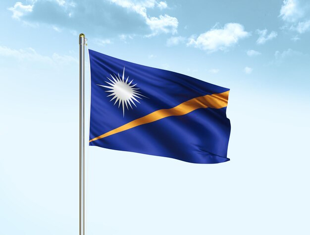 Национальный флаг Маршалловых островов развевается в голубом небе с облаками Флаг Маршалловых островов