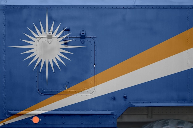 Marshall Islands-vlag op zijdeel van militaire gepantserde vrachtwagenclose-up wordt afgeschilderd die.