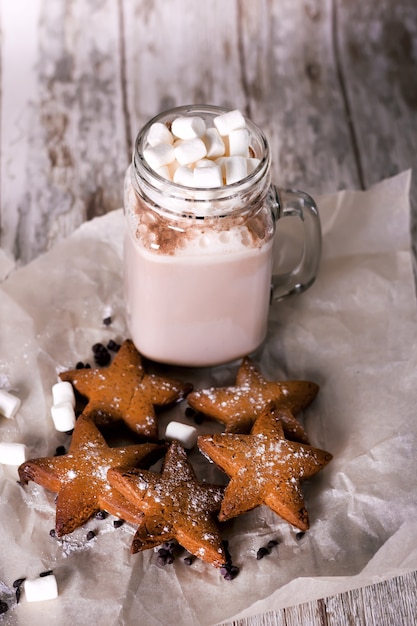 Marshmallow-cacao met gemberkoekjes.