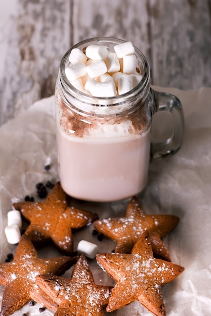 Foto marshmallow-cacao met gemberkoekjes.