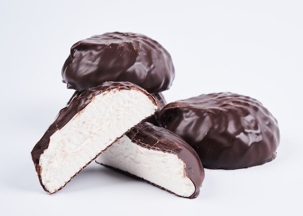 초콜릿 유약의 마시멜로는 흰색 배경에 격리되어 클리핑 패스를 닫습니다.