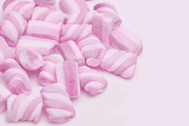 Marshmallow op roze met kopie ruimte.