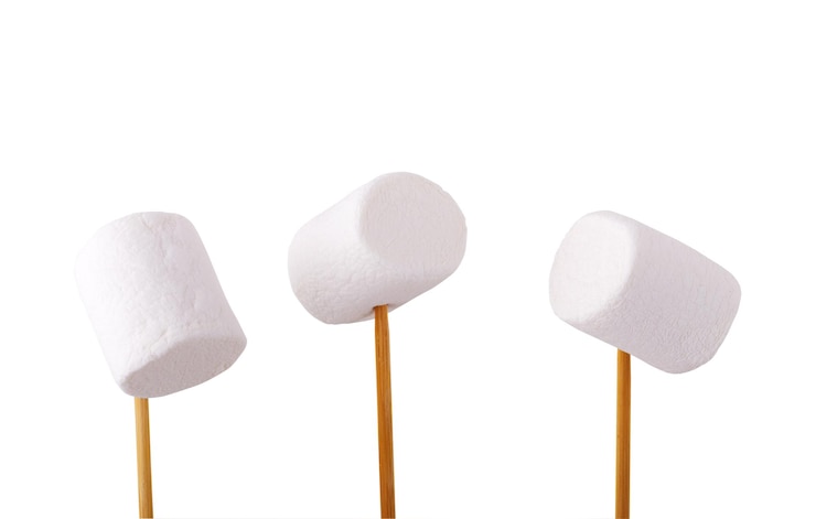 Foto marshmallow set hoop van smakelijke witte en roze marshmallows geïsoleerd op witte achtergrond marshmallow snoep achtergrond