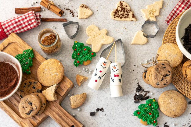 Marshmallow sneeuwmannen en zelfgemaakte koekjes op de keukentafel