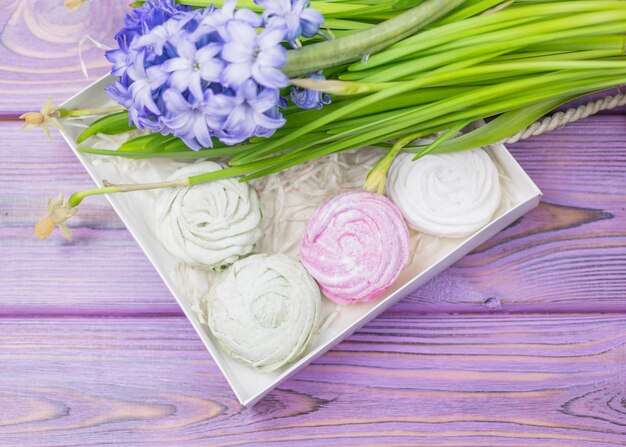 Marshmallow zephyr in een geschenkdoos op een houten achtergrond Zoet geschenk