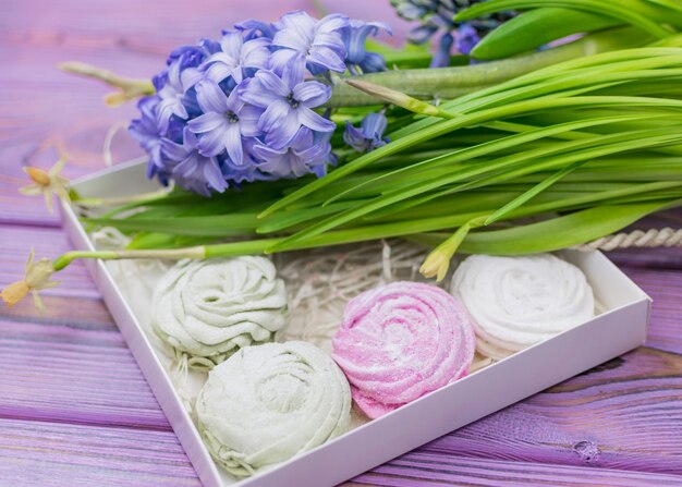 Marshmallow zephyr in een geschenkdoos op een houten achtergrond Zoet geschenk