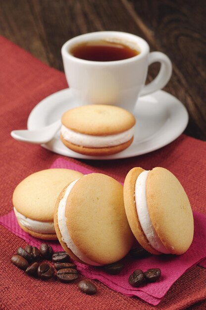 Marshmallowkoekjes en kop warme koffie