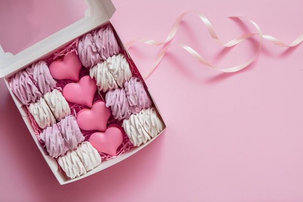 marshmallows en bitterkoekjes in een geschenkdoos met ruimte voor tekst