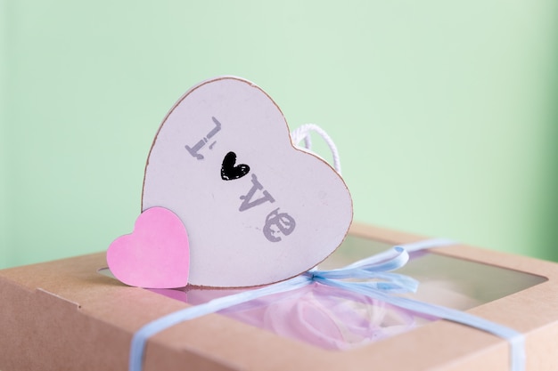 Marshmallows en harten. Valentijnsdag, liefde, Dating concept, kopie ruimte. Roze marshmallow in een geschenkdoos. Valentijnsdag geschenk