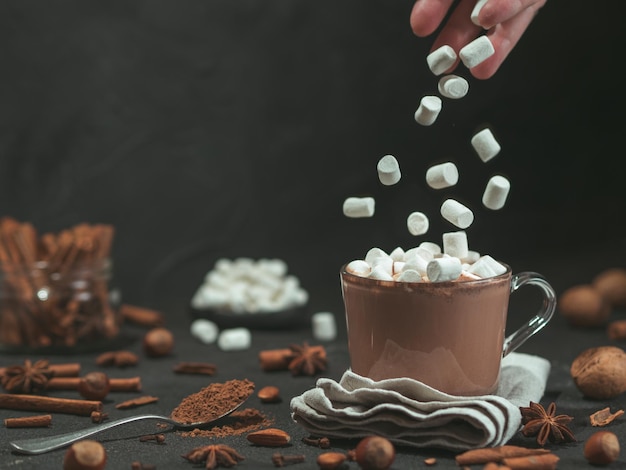 ホットチョコレートカカオカップにマシュマロが落ちる