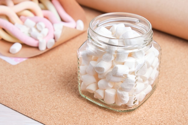 Foto marshmallow in un barattolo di vetro su carta artigianale