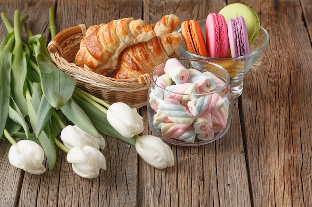 Marshmallow, macarons, cornetti e fiori di tulipano