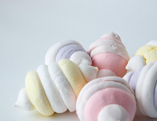 Marshmallows op een witte achtergrond