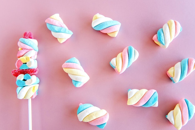 Marshmallows op roze achtergrond gelukkige kinderdag