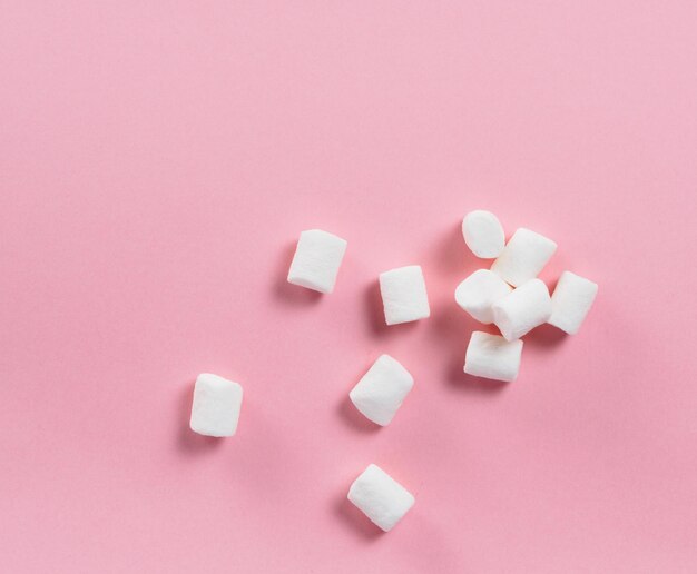 Marshmallows op roze achtergrond met copyspace