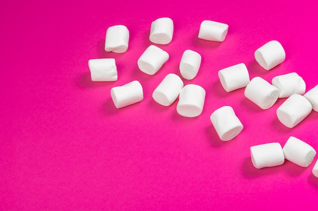 Marshmallows op roze, bovenaanzicht