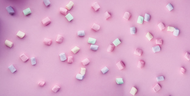 Marshmallows op roze oppervlak