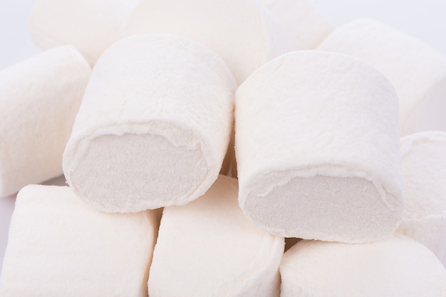 marshmallows op witte achtergrond