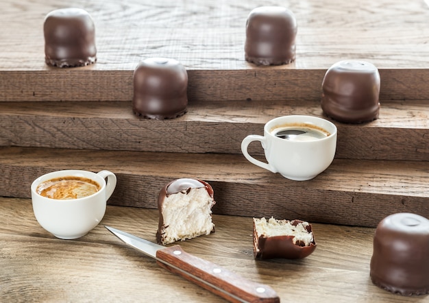 Marshmallows with cups of coffee