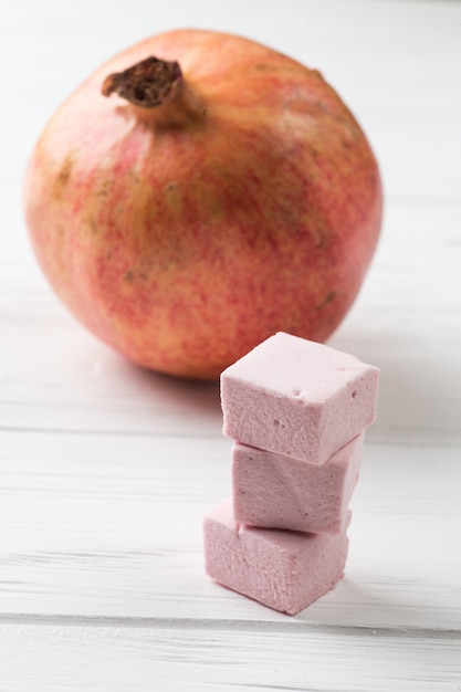 Marshmelow en granaatappel op de tafel