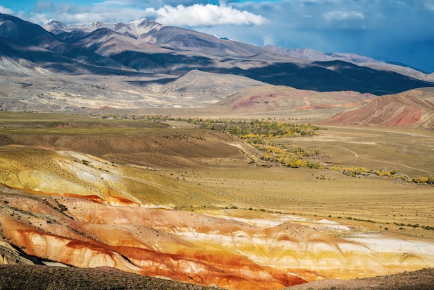 Marslandschappen Chui-steppe KyzylChin-vallei Herfst in het Altai-gebergte