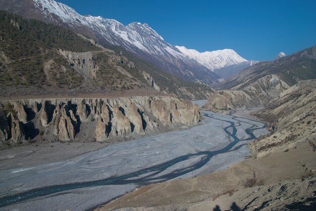 Marsyangdi rivier, ga door de Tibetaanse vallei.