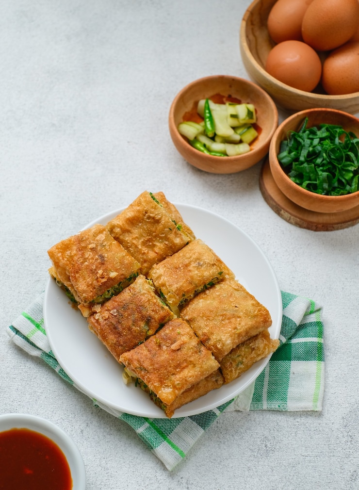 Photo martabak telor 또는 martabak telur. 계란, 고기, 향신료로 속을 채운 맛있는 팬 튀긴 페이스트리. martabak telur는 인도네시아 길거리 음식 중 하나입니다.