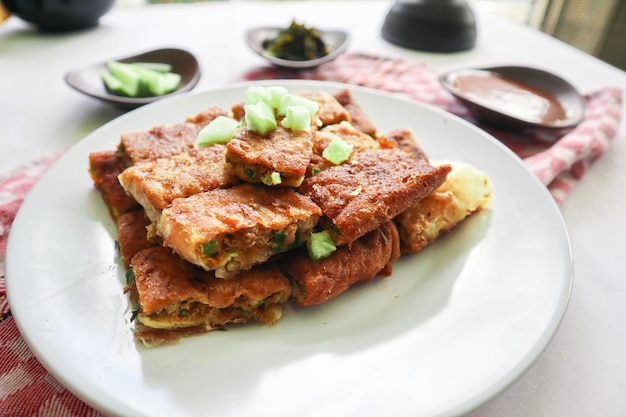 Photo martabak telor or murtabak telur or mutabbaq savory panfried pastry stuffed with egg meat and spices martabak telur is one of indonesia street food