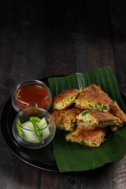 Martabak telur Indonesisch streetfood gefrituurde wrap gevuld met eierengehakt en groenten