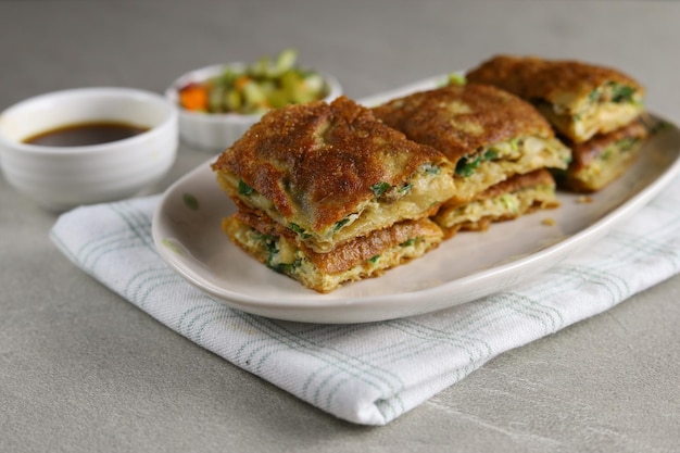 Martabak Telur of omelet murtabak hartig gefrituurd deeg gevuld met ei