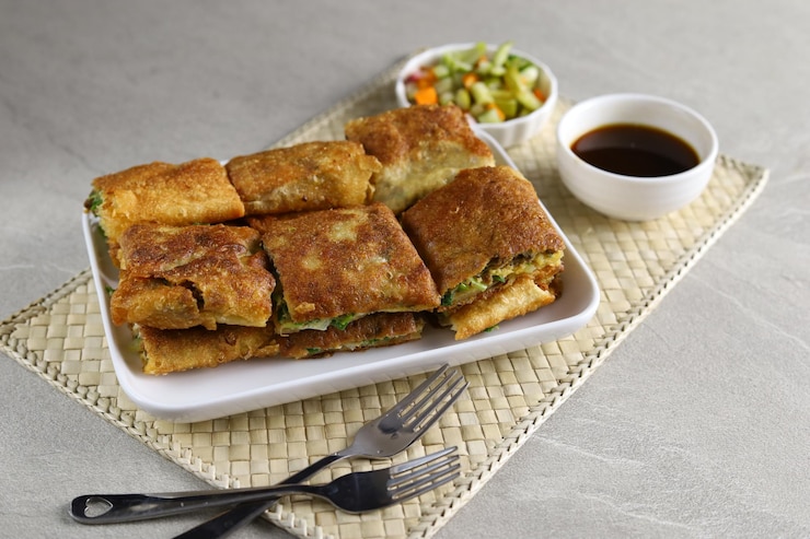 Martabak Telur of omelet murtabak hartig gefrituurd deeg gevuld met ei