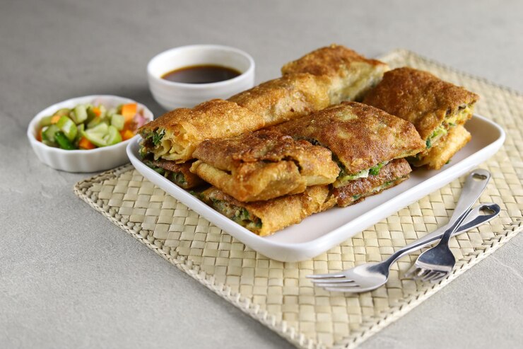 Martabak Telur of omelet murtabak hartig gefrituurd deeg gevuld met ei