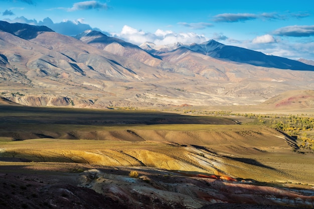 "Martiaanse" landschappen. Chui-steppe, Kyzyl-Chin-vallei. Herfst in het Altai-gebergte