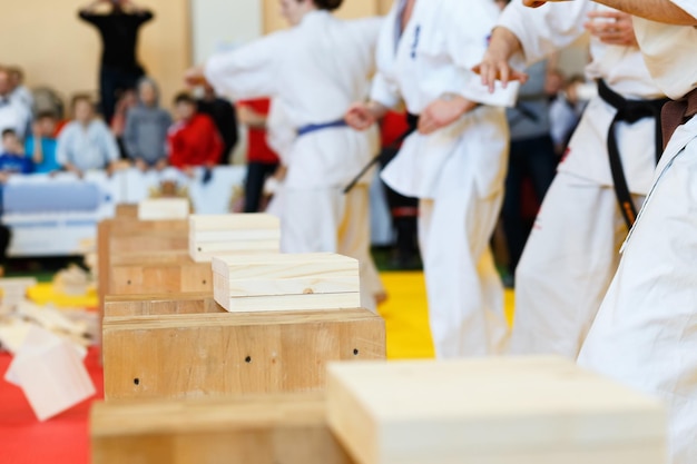 Photo martial artists breaks the wooden boards by hand