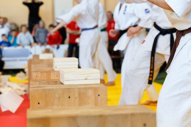 Photo martial artists breaks the wooden boards