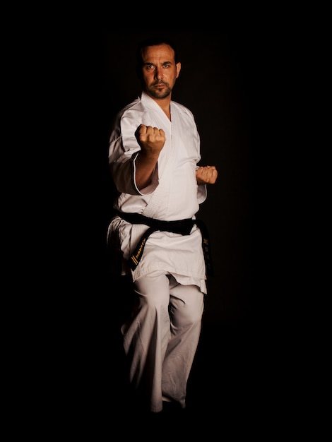 Foto martial arts man doet verdediging