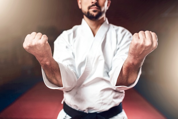 Photo martial arts, man in white kimono with black belt