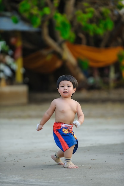 写真 ムエタイの武道、タイのボクシングタイ、屋外の肖像画のかわいい男の子。