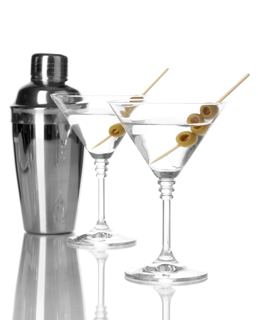 Martini-bril met olijven en shaker geïsoleerd op wit