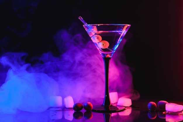 Martini cocktail drinken plons met ijsblokjes in neon iriserende roze en blauwe kleuren Minimaal nachtfeestleven concept