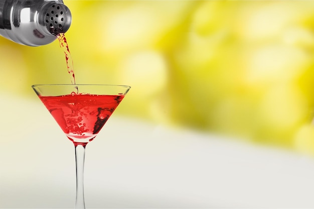 Martini cocktail gieten op onscherpe achtergrond