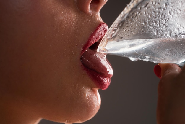 Photo martini cocktail sexy woman drinking alcohol closeup