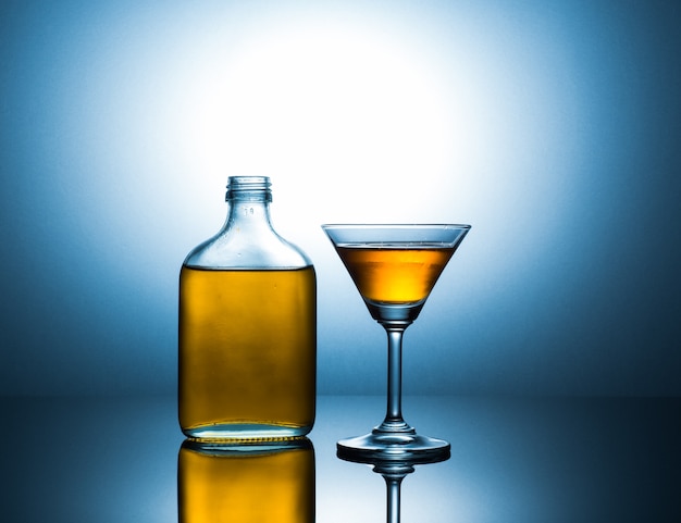 Martini en platte fles met alcohol.