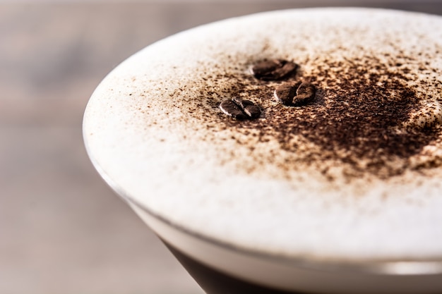 Photo martini espresso cocktail in glass on wooden table