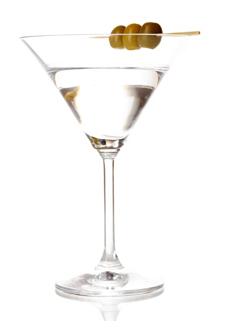 Photo martini glass and olives isolated on white