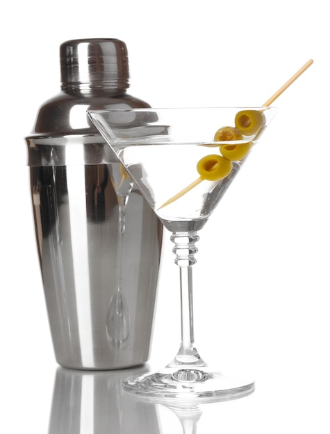 Foto bicchiere da martini con olive e shaker isolato su bianco