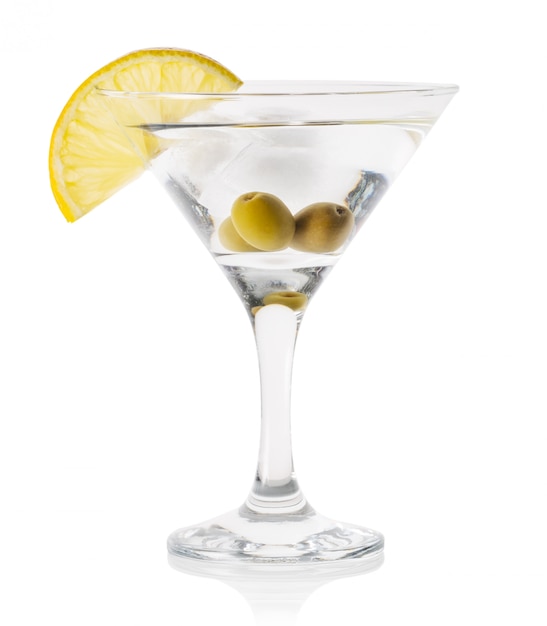 Martini met ijs en olijven in een transparant glas