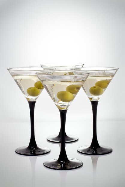 Martini con olive su fondo bianco